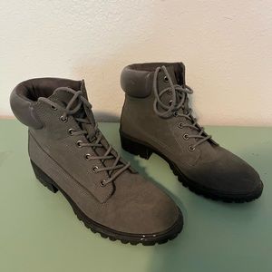 Size 9 gray boot